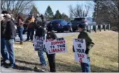  ?? MARIAN DENNIS — MEDIANEWS GROUP ?? Protesters could be seen outside the Exeter Community Library Saturday as it introduced its first Drag Queen Story Hour.