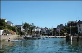  ??  ?? Le port du Bono est situé au pied du vieux pont. Très bien protégé, il ne manque pas de charme avec ses vieilles demeures abritées derrière des murets en pierres sèches.