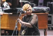  ?? Jay Blakesberg / 2017 ?? Gloria Jones performs with an all-star band in 2017 at a Colorado concert honoring Jerry Garcia’s 75th birthday.