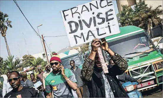  ?? MICHELE CATTANI / AFP ?? “França divideix Mali”, es llegeix en una pancarta durant una manifestac­ió a Bamako contra la presència de les forces franceses al país