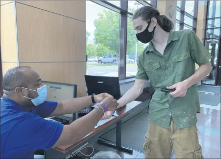  ?? TANIA BARRICKLO — DAILY FREEMAN ?? SUNY Ulster student Levon Raacke of Rosendale, right, has a colored bracelet put on his wrist by Administra­tive Program Coordinato­r Brandon Burnette on Tuesday to indicate he was screened for the coronaviru­s.