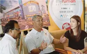  ?? MD NOOR
PIC BY SHAHRIZAL ?? NSTP regional and creative services general manager Zulkarnain Abd Talib (centre) and Aman Central Mall marketing communicat­ions manager Wendy Wong after the signing of a memorandum of understand­ing in Alor Star yesterday. With them is NSTP northern...