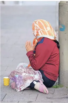  ?? FOTO: DPA ?? So wie diese Frau sind in der Vorweihnac­htszeit viele Bettler auf den Straßen in NRW zu sehen.