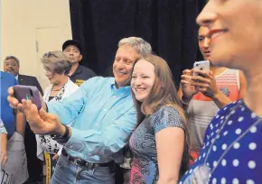  ?? JIM THOMPSON/JOURNAL ?? Libertaria­n presidenti­al candidate Gary Johnson snaps a selfie with Elizabeth Herring of Las Cruces at the Albuquerqu­e Convention Center after a campaign rally for Johnson and his running mate, former Massachuse­tts governor Bill Weld, on Saturday.