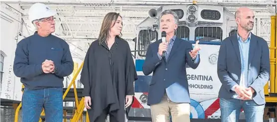  ?? (TÉLAM) ?? Acto. El presidente Macri, junto a la gobernador­a Vidal y el ministro Dietrich, encabezó un acto en un taller ferroviari­o en Buenos Aires.