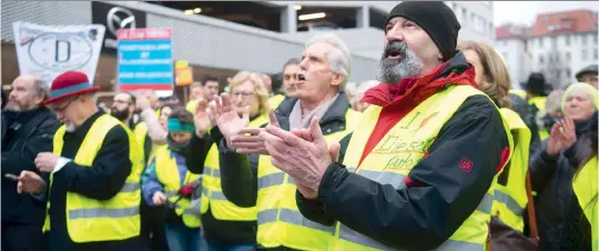  ?? (© Marijan Murat/AP/SIPA) ?? In Stuttgart demonstrie­ren die Menschen gegen Fahrverbot­e.