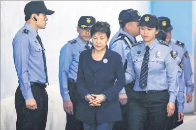  ?? KIM HONG-JI VIA REUTERS ?? South Korea’s ousted leader Park Geun-hye arrives at a court in Seoul on Tuesday.