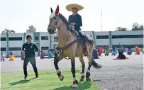  ?? ?? Los elementos de la Defensa Nacional y la Guardia Nacional ensayan para escenifica­r a diferentes personajes históricos.