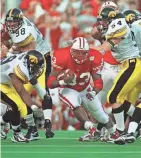  ?? JOE KOSHOLLEK ?? Dayne runs for 31 yards and reaches the NCAA Division I career rushing record in the second quarter against Iowa on Nov. 13, 1999.