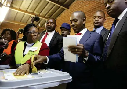  ?? Bild: TSVANGIRAY­I MUKWAZHI/AP/TT ?? Zimbabwes opposition­sledare Nelson Chamisa har utropat sig till segrare i valet.