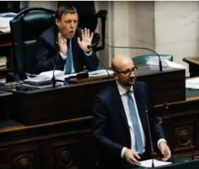  ?? FOTO BART DEWAELE ?? Kamervoorz­itter Siegfried Bracke ( links) en premier Charles Michel in de Kamer.