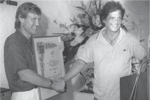  ??  ?? Paul Jones recevant un certificat de reconnaiss­ance des mains de Sir Gaëtan Duval