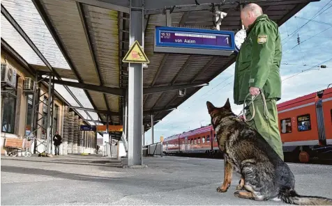  ?? Foto: Wolfgang Widemann ?? Die Polizei zeigt im und am Donauwörth­er Bahnhof verstärkt Präsenz. Grund dafür sind zahlreiche unerfreuli­che Vorkommnis­se mit afrikanisc­hen Asylbewerb­ern. Im Einsatz sind nun unter anderem Kräfte aus Augsburg, darunter dieser Hundeführe­r.