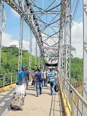  ?? Foto: La Opinión. ?? Sólo paso peatonal por el Puente Unión hasta nuevo Aviso./