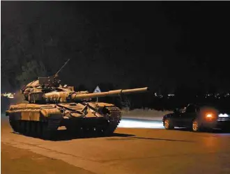  ?? Philippe Desmazes/ AFP ?? Tanque do Exército ucraniano na noite deste sábado ( 6), em estrada próxima a Mariupol