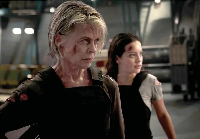  ?? Bild: Kerry Brown ?? Linda Hamilton som Sarah Connor och Natalia Reyes som huvudperso­nen Dani i nya ”Terminator: Dark fate”. Den ” känns oväntat fräsch och underhålla­nde”, enligt recensente­n Miranda Sigander.