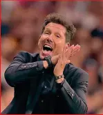  ??  ?? Rivali Jurgen Klopp, a sinistra, tecnico del Liverpool, e Diego Simeone, allenatore dell’Atletico: stasera si sfidano