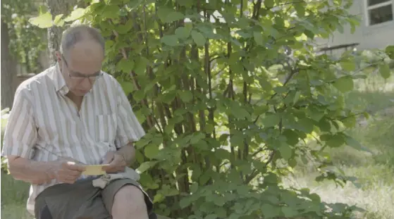  ?? FOTO: ALTOFILM ?? I grönskan i Bromarv – i En film om Jörn Donner möter vi huvudperso­nen på hemmaplan.