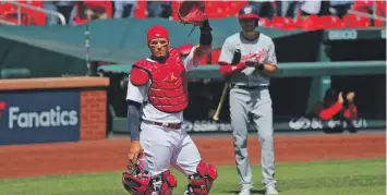  ?? / GETTY IMAGES ?? Hazaña. Yadier Molina saluda al público durante el juego contra los Nacionales.