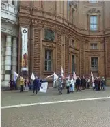  ??  ?? Il flash mob di ieri: poche persone in piazza