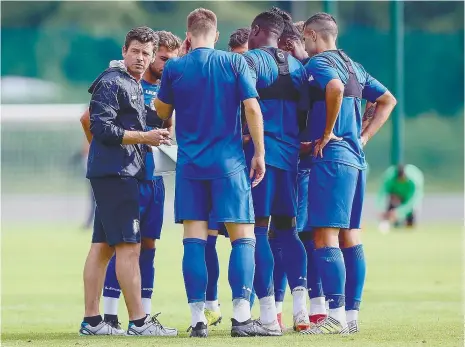  ??  ?? A pressão não está só do lado de Rui VItória; Nuno Manta frisa que o Feirense precisa muito de pontos