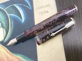  ??  ?? A 1938 Parker Vacumatic on a 1934 magazine