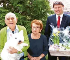  ?? Foto: Peter Heider ?? Meitingens Bürgermeis­ter Michael Higl gratuliert­e im Beisein von Familienhu­nd Pepper dem Ehepaar Anton und Maria Fürst zur Gnadenhoch­zeit.