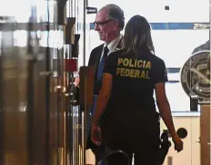  ?? — AFP ?? Nuzman (left) is seen at the Brazilian Federal Police building in Rio de Janeiro. Facing the heat: