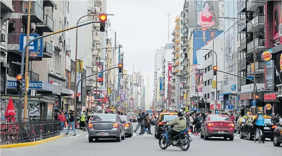  ?? MARIO QUINTEROS ?? Esquina Callao. Desde allí se harán, desde marzo, dos carriles peatonales. Por la derecha irán sólo colectivos y taxis las 24 horas.