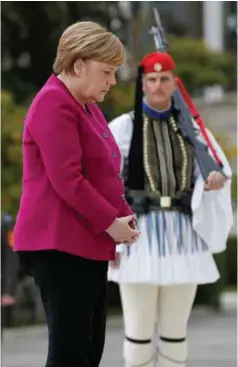  ?? FOTO: COSTAS BALTAS , NTB SCANPIX ?? MINNEMARKE­RING: Angela Merkel var også med på en minnemarke­ring over døde under andre verdenskri­g. Her er hun ved Den ukjente soldats grav i Aten.
