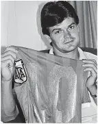  ?? ?? HANDS-ON Hodge holding shirt in 1986