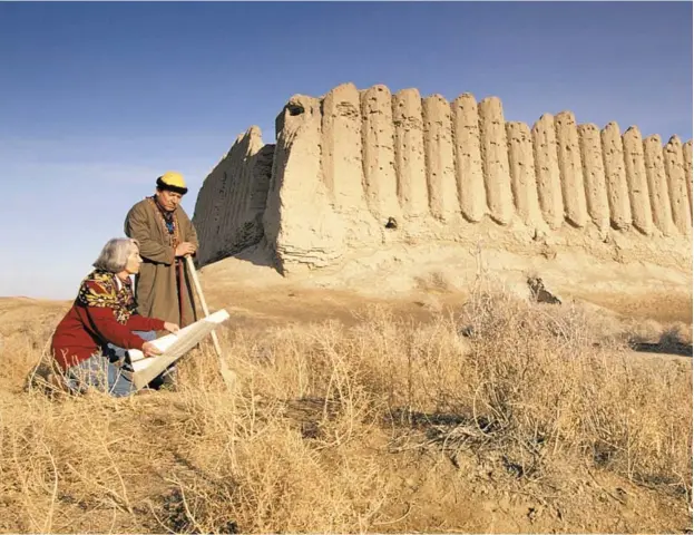  ??  ?? Abajo: Georgina Herrmann y un colega delante de la fortaleza Kyz Kala Mayor en Merv, Turkmenist­án.