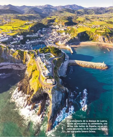  ??  ?? El promontori­o de la Atalaya de Luarca, donde se encuentra su cementerio, uno de los más bellos de España, es un mirador excelente. En él reposan los restos del luarqueño Severo Ochoa.