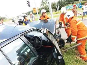  ??  ?? SEPASUKAN anggota Bomba dan Penyelamat Tawau tiba untuk memberikan bantuan awal di lokasi kejadian.