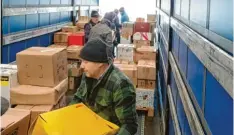  ?? ?? Auf 28 Paletten wurden die 1089 Weihnachts­geschenke für die Ukraine von freiwillig­en Helferinne­n und Helfern in den Lkw der Johanniter-Weihnachts­trucker verladen.