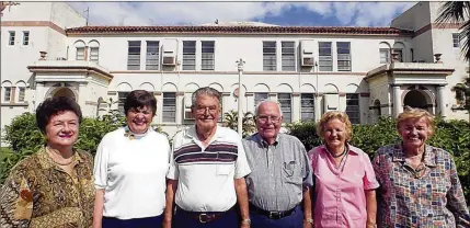  ?? CHRIS MATULA / PALM BEACH POST 2004 ?? In 2004, Marie Shepard (right) stands with fellow graduates of the old Boynton High — Gloria Turner (left), Voncile Smith, Harvey Oyer, Stanley Weaver and Margaret Brown — in front of their old alma mater, whose fate was debated for years.