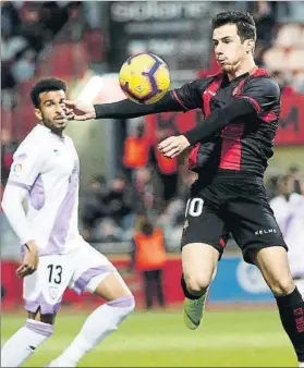  ?? FOTO: XAVIER JURIO ?? Ricardo Vaz intenta controlar un balón ante la presión rival