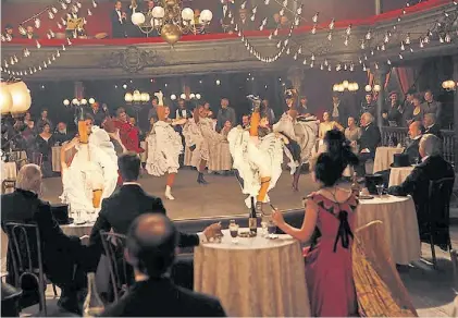  ??  ?? Moulin Rouge. Recreación de los “años locos” en un fotograma de la película “Medianoche en París”.