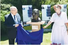  ?? (Haim Zach/GPO) ?? REUVEN RIVLIN and artist Sigalit Landau unveil the bust she created of the outgoing president, at the President’s Residence.