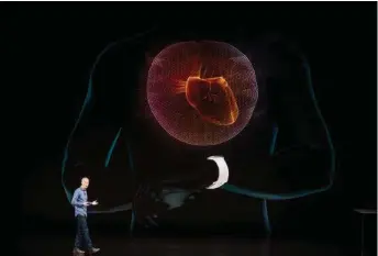  ?? (NOAH BERGER/AFP) ?? Jeff Williams, directeur opérationn­el d’Apple, lors de la présentati­on de la nouvelle montre qui sera dotée de trois fonctions pour mesurer l’activité du coeur.