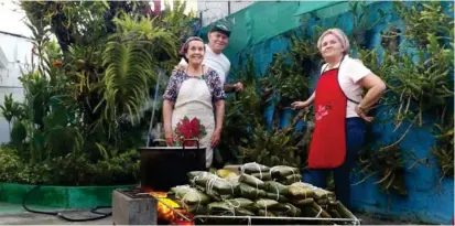  ?? CORTESÍA ?? Doña Hannia, doña Vera y don Miguel se fajan duro y alegres con los tamales cada diciembre.