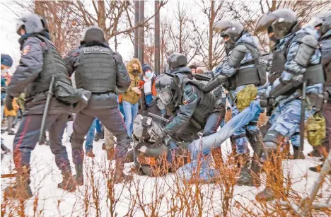  ??  ?? Policías al detener a un participan­te de una protesta contra el encarcelam­iento del líder opositor Alexéi Navalny, en Moscú. En el país, según ONG, se contabiliz­aron más de 2 mil 500 arrestos.