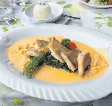  ?? FOTO:NYF ?? See und Meer auf einem Teller vereint: zarte Zanderfile­ts in würziger Soße mit Shrimps und Spinat.