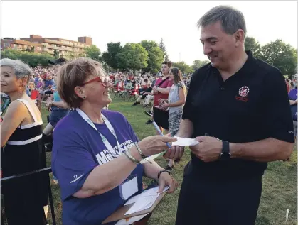  ?? CLIFFORD SKARSTEDT/EXAMINER ?? Peterborou­gh-Kawartha MPP Dave Smith meets a volunteer at the opening night of Musicfest June 30 at Del Crary Park in Peterborou­gh. A letter-writer commends Smith for welcoming his in-laws to Queen’s Park to celebrate their 70th anniversar­y.