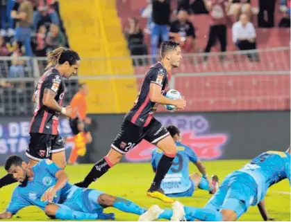  ?? RAFAEL PACHECO ?? La Liga goleó 5 a 1 a la UCR el miércoles, pero sigue en desventaja ante Saprissa. Si los morados ganan hoy por un tanto, los manudos necesitarí­an una diferencia de seis goles sobre Guadalupe.