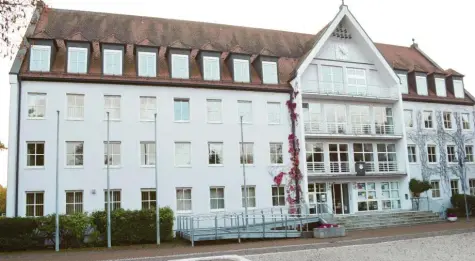  ?? Foto: Peter Stöbich (Archiv) ?? Der Ausgang der Bürgermeis­terwahl in Bobingen dürfte manchen Kenner der politische­n Landschaft überrascht haben. Nun geht es darum, wer dem Rathausche­f Klaus Förster künftig als Stellvertr­eter zur Seite steht. Und darum, wie es nach der Corona-Krise weitergeht.