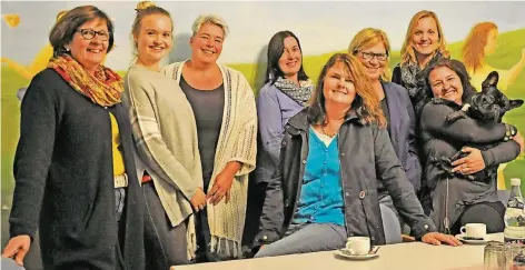  ?? FOTO: PAKA ?? Ein gutes Team für die Kinder: Martina Weuthen (v.li.), Eva Mihm, Barbara Mertens, Sigrid Widde, Irmgard Leuf, Dagmar Schrey, Stefanie Heggen, Sabrina Koltermann mit Maskottche­n Napoleon. Die französisc­he Bulldogge wird derzeit zum Therapie-Hund...