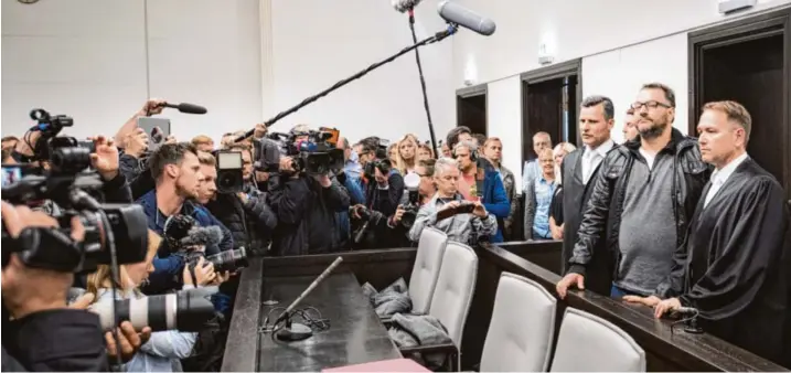  ?? Foto: Marcel Kusch, dpa ?? Seit gestern wird die „Hölle von Höxter“vor Gericht aufgearbei­tet. Und es scheint, als wolle der Mitangekla­gte Wilfried W. (Zweiter von rechts) den Prozessauf­takt für einen großen Auftritt nutzen.