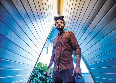  ?? SEAN KILPATRICK
THE CANADIAN PRESS ?? Daniel Beauchamp, Shopify’s head of virtual reality, wears a VR headset at the company’s offices in Ottawa.