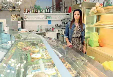  ??  ?? In negozio
Lara Botta, titolare con il marito Roberto dell’omonima panetteria in via Genala a Soresina, nel Cremonese
(Rastelli)